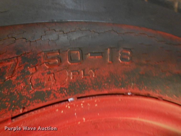 image for item DL0406 International W30  tractor