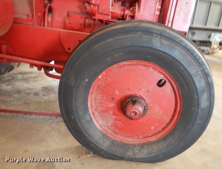 image for item DL0406 International W30  tractor