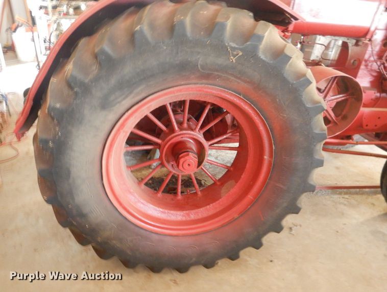 image for item DL0406 International W30  tractor