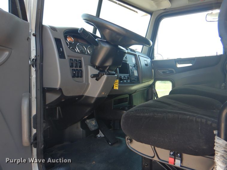 image for item HT9302 2014 Peterbilt 337  box truck