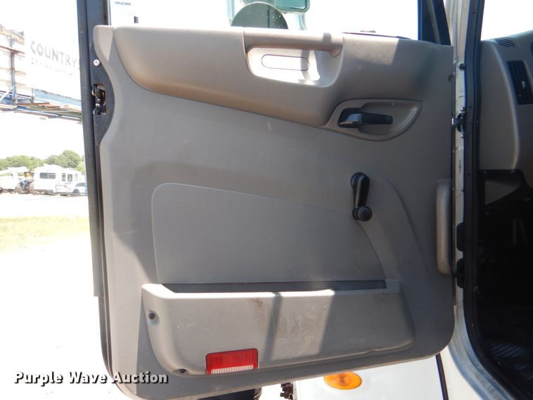 image for item HT9302 2014 Peterbilt 337  box truck