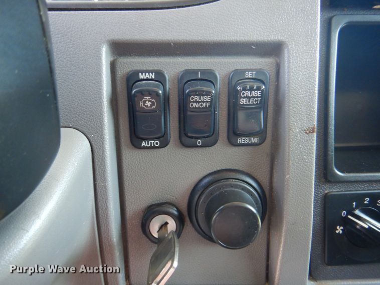 image for item HT9302 2014 Peterbilt 337  box truck