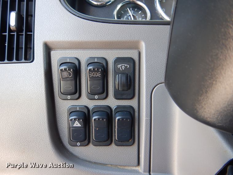 image for item HT9302 2014 Peterbilt 337  box truck