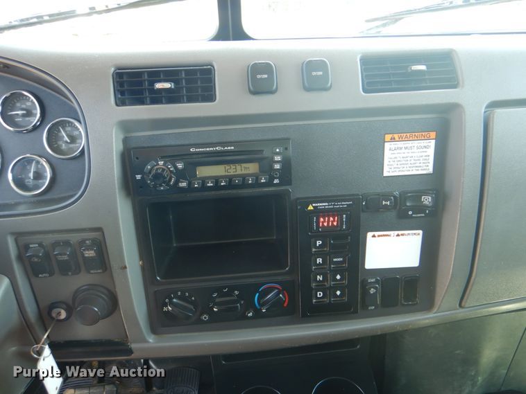 image for item HT9302 2014 Peterbilt 337  box truck