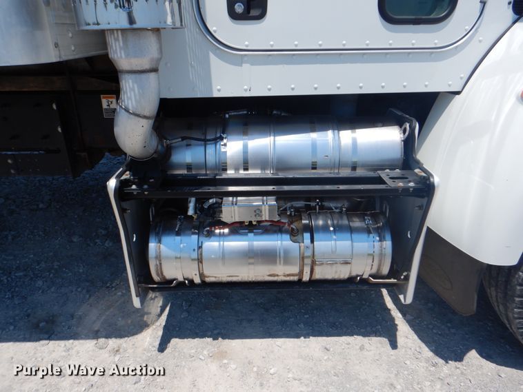 image for item HT9302 2014 Peterbilt 337  box truck