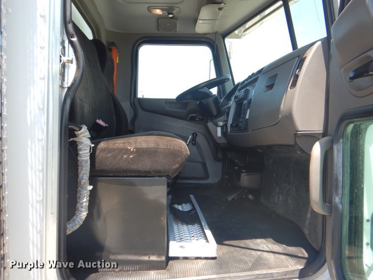 image for item HT9302 2014 Peterbilt 337  box truck