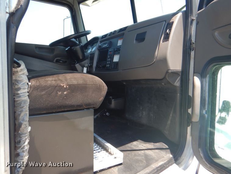 image for item HT9302 2014 Peterbilt 337  box truck