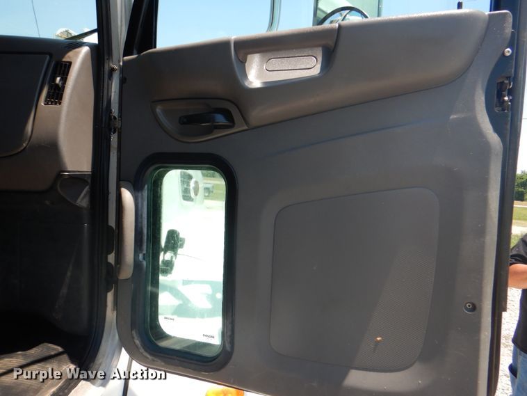 image for item HT9302 2014 Peterbilt 337  box truck