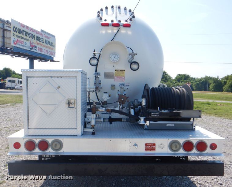 image for item HT9307 2009 GMC C7500  fuel truck