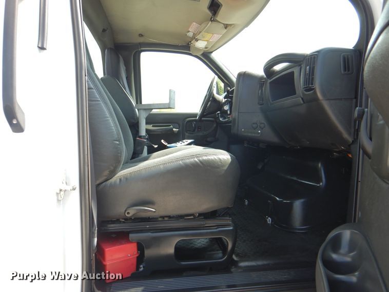 image for item HT9307 2009 GMC C7500  fuel truck