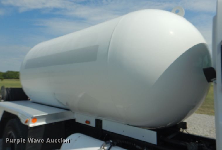 image for item HT9307 2009 GMC C7500  fuel truck