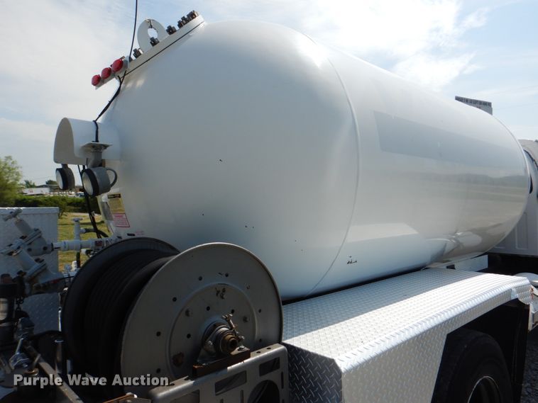 image for item HT9307 2009 GMC C7500  fuel truck