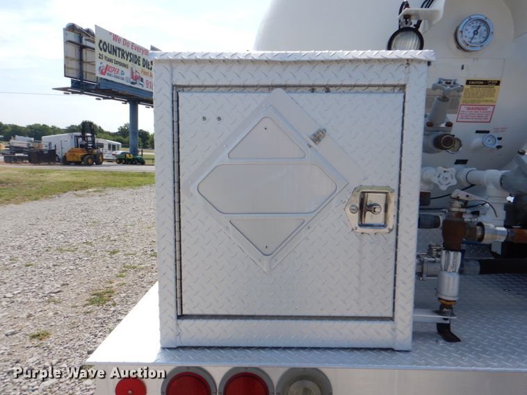 image for item HT9307 2009 GMC C7500  fuel truck