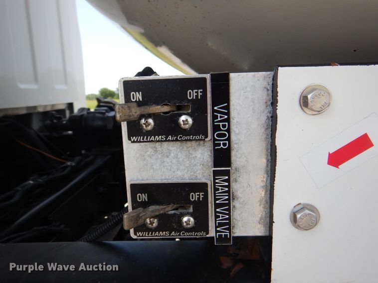 image for item HT9307 2009 GMC C7500  fuel truck