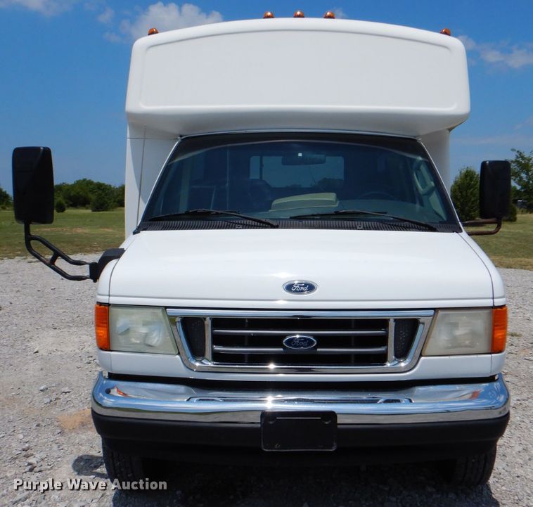 image for item HT9310 2006 Ford E450 Super Duty  shuttle bus