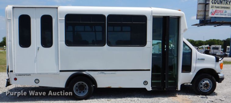 image for item HT9310 2006 Ford E450 Super Duty  shuttle bus