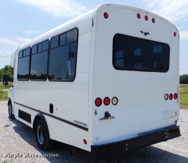 image for item HT9310 2006 Ford E450 Super Duty  shuttle bus