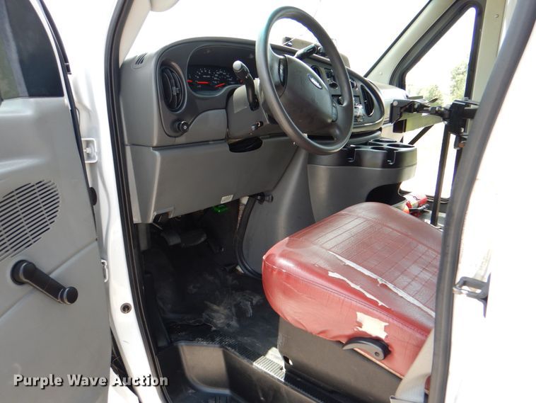 image for item HT9310 2006 Ford E450 Super Duty  shuttle bus