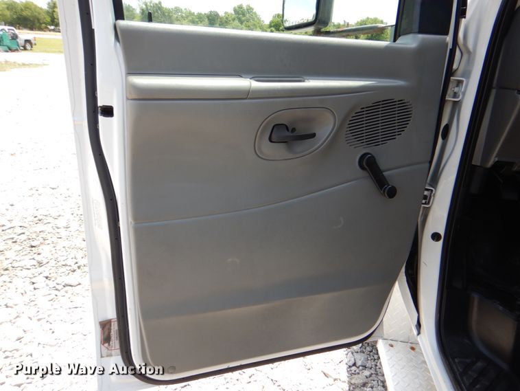 image for item HT9310 2006 Ford E450 Super Duty  shuttle bus