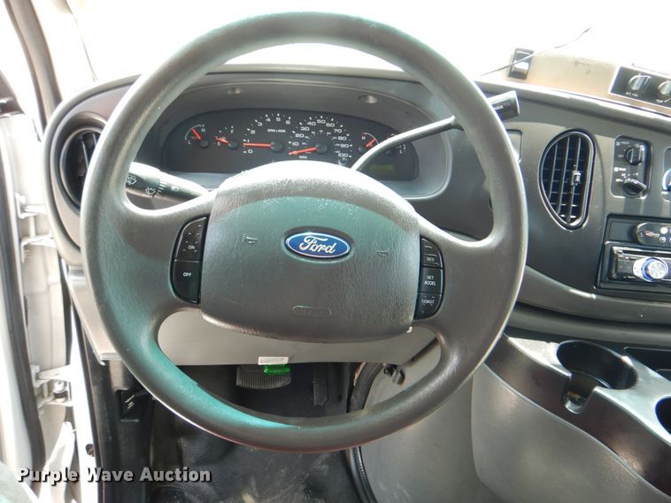 image for item HT9310 2006 Ford E450 Super Duty  shuttle bus