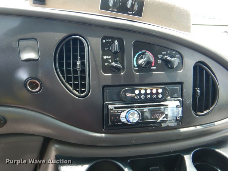 image for item HT9310 2006 Ford E450 Super Duty  shuttle bus