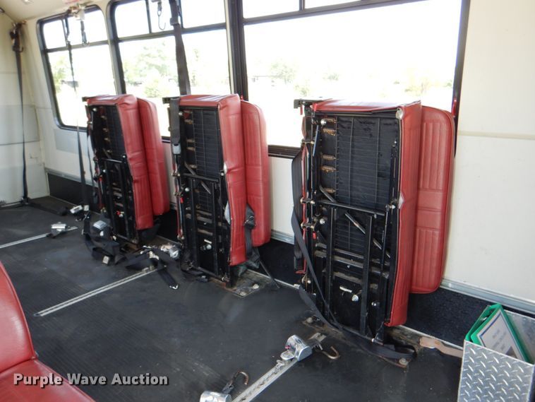 image for item HT9310 2006 Ford E450 Super Duty  shuttle bus