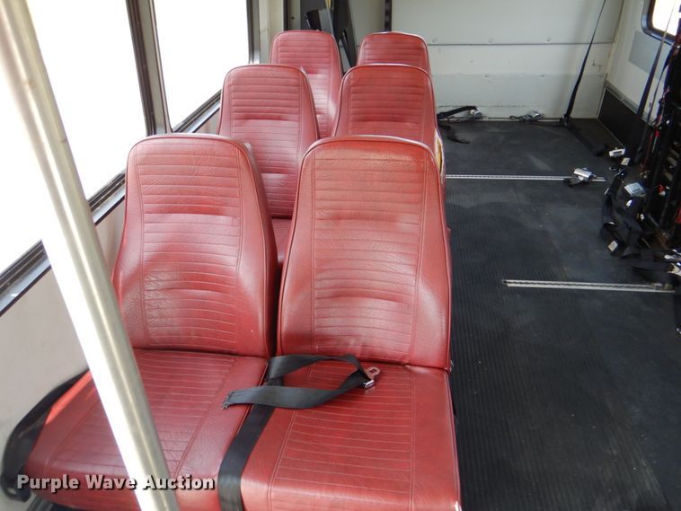 image for item HT9310 2006 Ford E450 Super Duty  shuttle bus