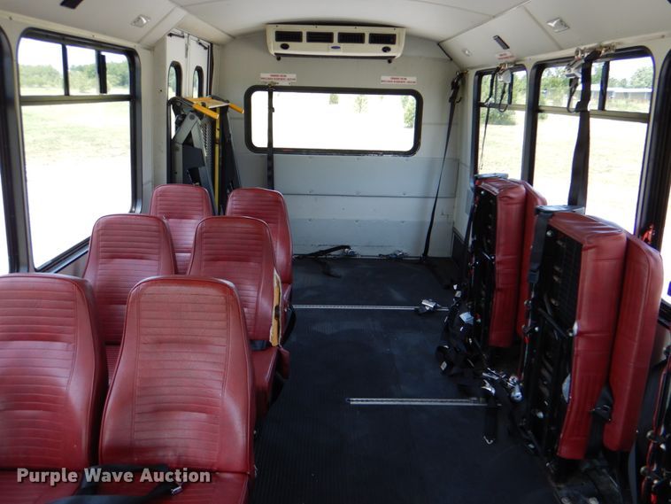 image for item HT9310 2006 Ford E450 Super Duty  shuttle bus