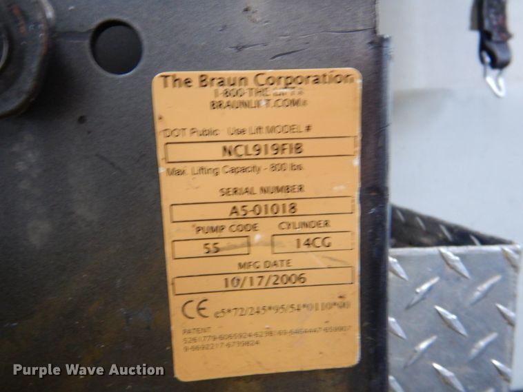 image for item HT9310 2006 Ford E450 Super Duty  shuttle bus