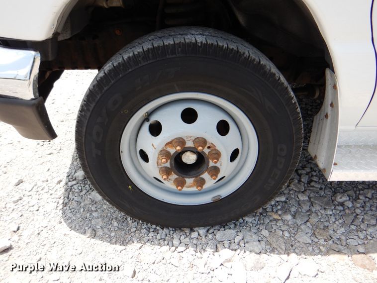 image for item HT9310 2006 Ford E450 Super Duty  shuttle bus