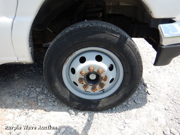 image for item HT9310 2006 Ford E450 Super Duty  shuttle bus