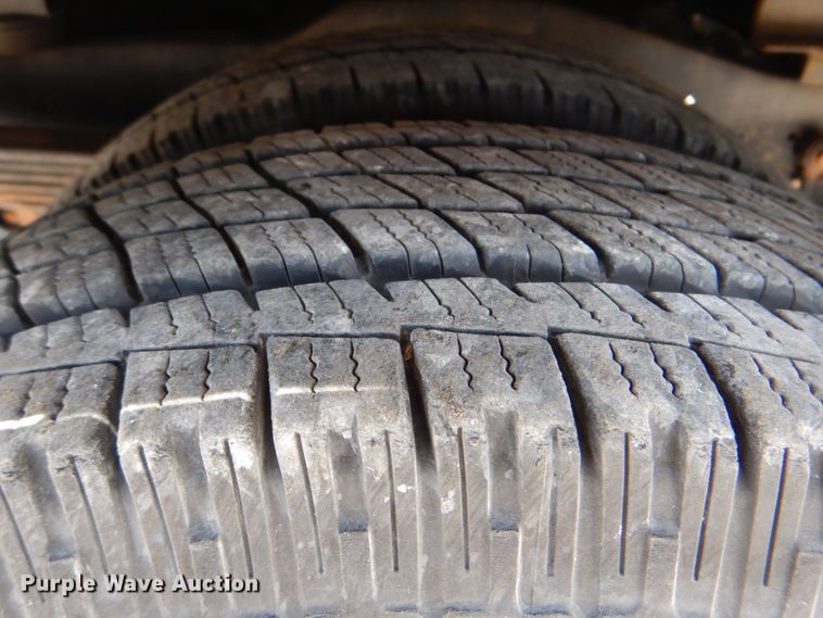 image for item HT9310 2006 Ford E450 Super Duty  shuttle bus