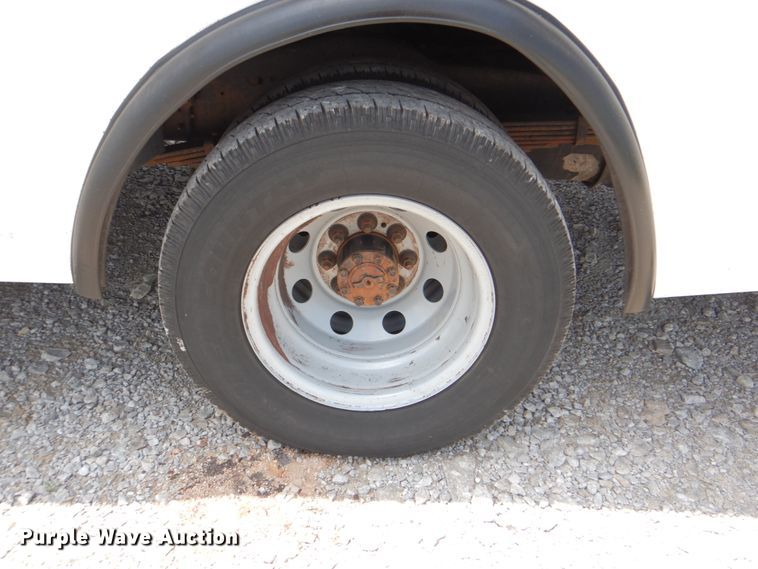 image for item HT9310 2006 Ford E450 Super Duty  shuttle bus