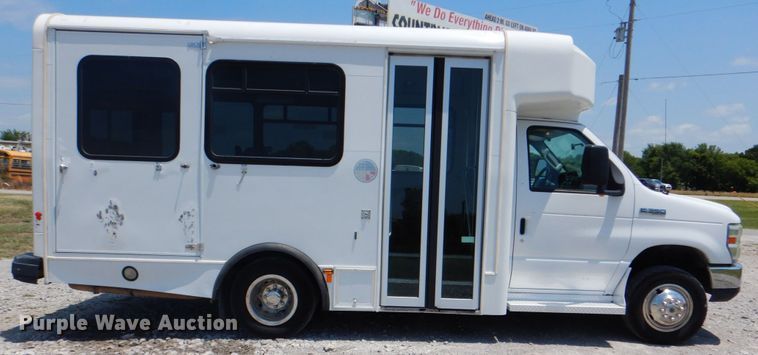 image for item HT9314 2010 Ford E350 Super Duty  shuttle bus