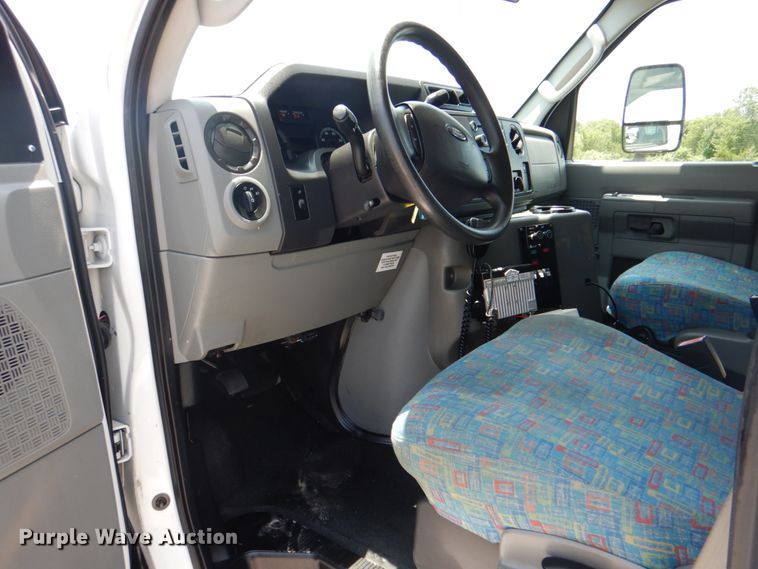 image for item HT9314 2010 Ford E350 Super Duty  shuttle bus