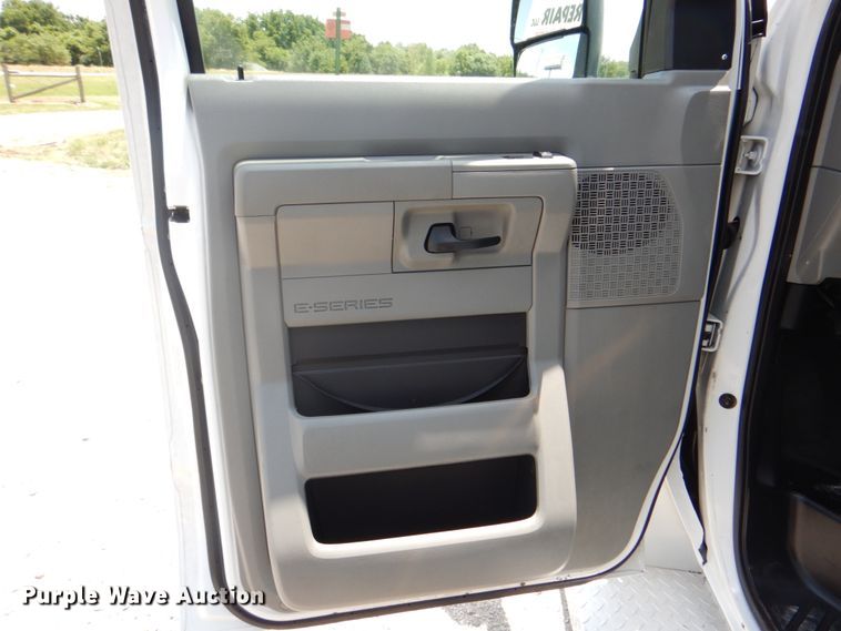 image for item HT9314 2010 Ford E350 Super Duty  shuttle bus