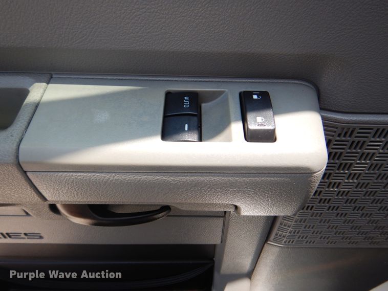 image for item HT9314 2010 Ford E350 Super Duty  shuttle bus