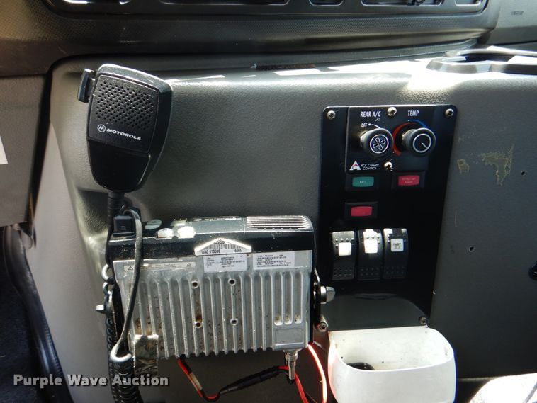 image for item HT9314 2010 Ford E350 Super Duty  shuttle bus