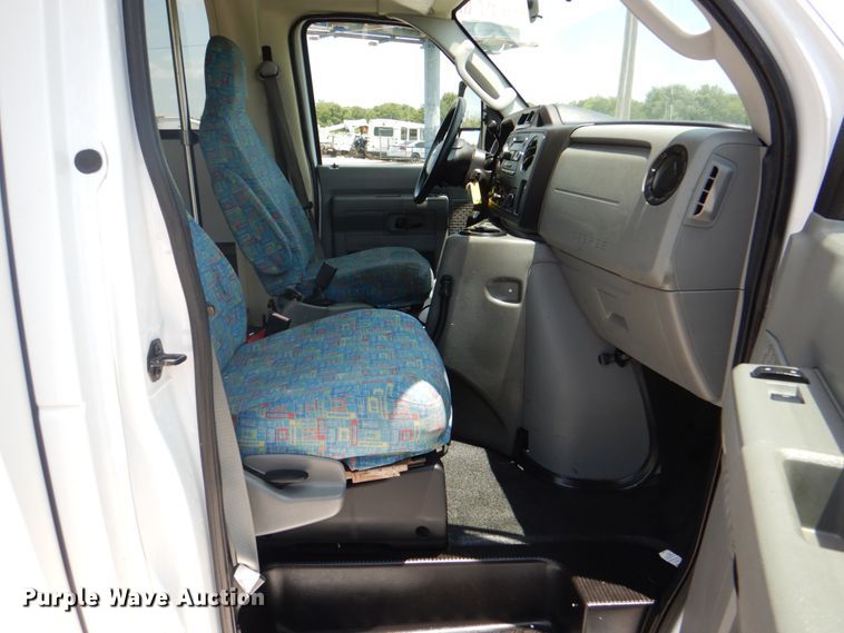 image for item HT9314 2010 Ford E350 Super Duty  shuttle bus