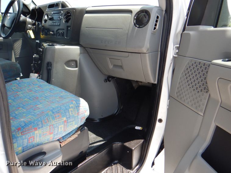 image for item HT9314 2010 Ford E350 Super Duty  shuttle bus