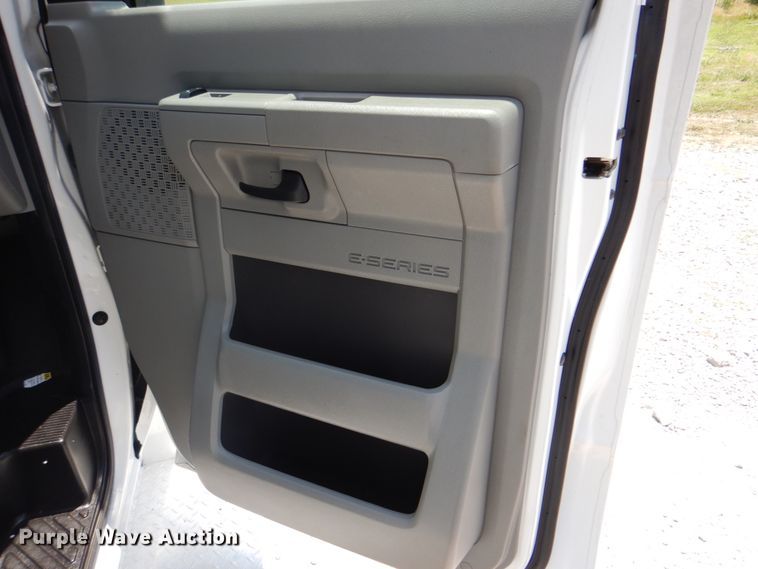 image for item HT9314 2010 Ford E350 Super Duty  shuttle bus