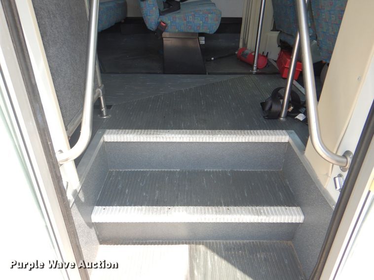 image for item HT9314 2010 Ford E350 Super Duty  shuttle bus