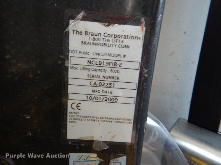 image for item HT9314 2010 Ford E350 Super Duty  shuttle bus