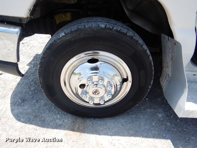 image for item HT9314 2010 Ford E350 Super Duty  shuttle bus