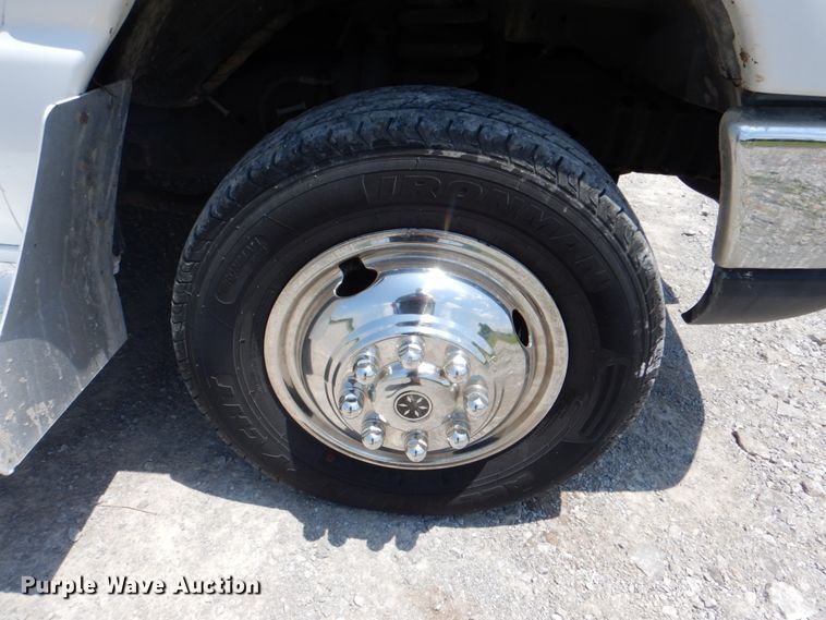 image for item HT9314 2010 Ford E350 Super Duty  shuttle bus