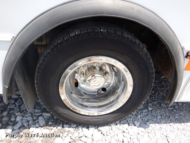 image for item HT9314 2010 Ford E350 Super Duty  shuttle bus