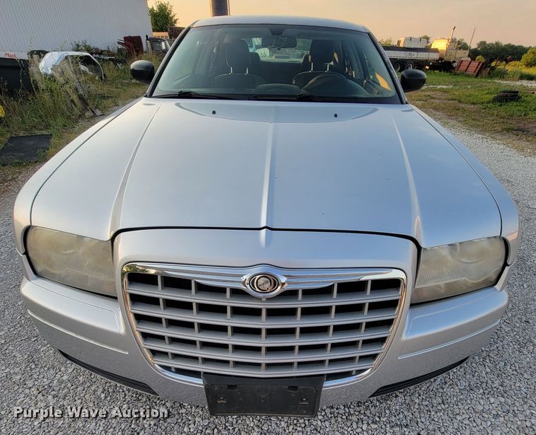 image for item IF9872 2005 Chrysler 300