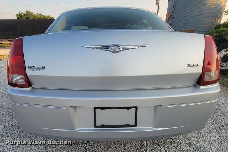 image for item IF9872 2005 Chrysler 300