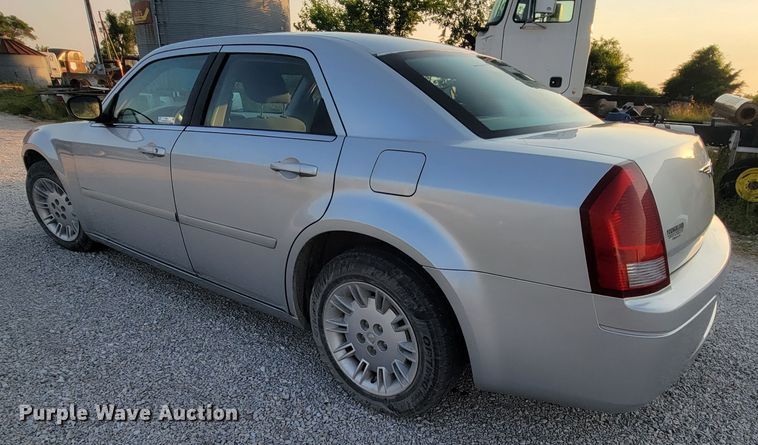 image for item IF9872 2005 Chrysler 300