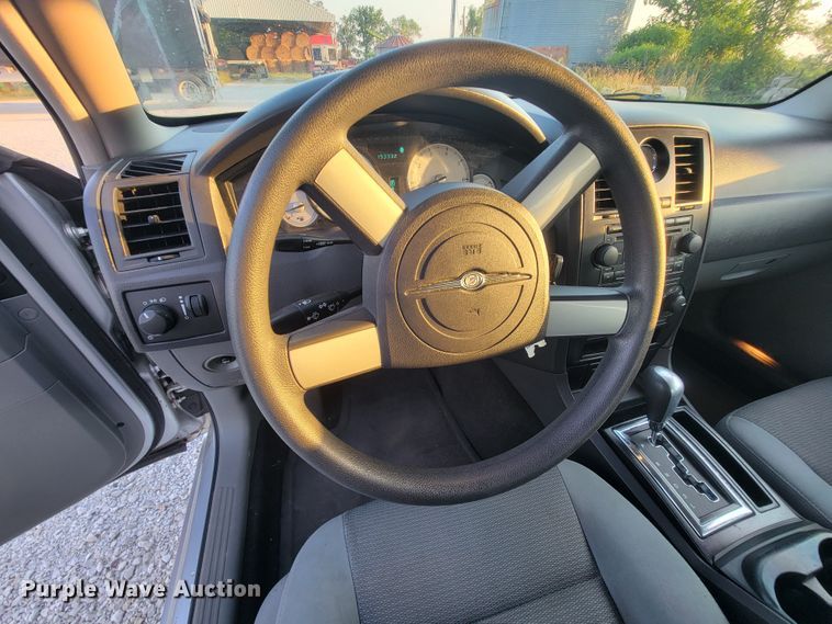 image for item IF9872 2005 Chrysler 300